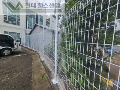 성남휀스 펜스 울타리 - 성남시 수정구에 위치한 영어 유치원에 메쉬휀스 4.0m(2.0+2.0)*2단 휀스를 시공한 현장을 소개합니다.