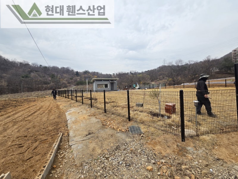 아산휀스 펜스 울타리 - 아산시 배방읍에 위치한 농막주택 경계에 메쉬휀스를 시공한 현장을 소개합니다. 아산휀스 펜스 울타리 - 아산시 배방읍에 위치한 농막주택 경계에 메쉬휀스를 시공한 현장을 소개합니다.