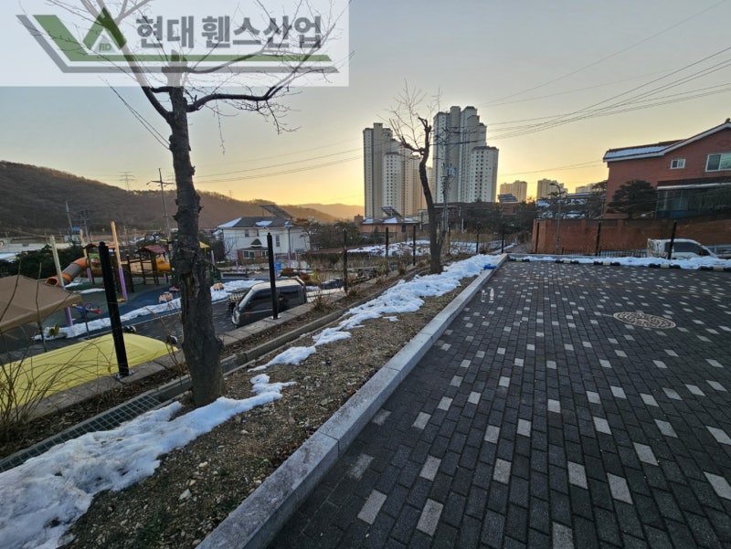 평택휀스 펜스 울타리 - 평택시 용이동에 위치한 유치원 주차장에 기존 메쉬휀스 철거 및 베이직B형휀스를 시공한 현장을 소개합니다.