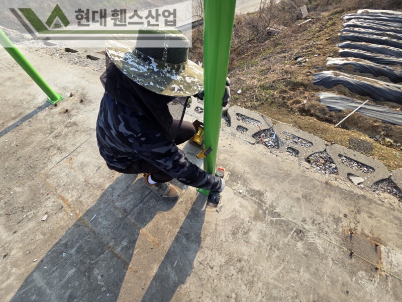 아산휀스 펜스 울타리 - 아산시 용화동에 위치한 재활용 공장 경계에 차폐휀스를 시공한 현장을 소개합니다. 아산휀스 펜스 울타리 - 아산시 용화동에 위치한 재활용 공장 경계에 차폐휀스를 시공한 현장을 소개합니다.