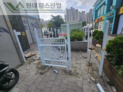 고양휀스 펜스 울타리 - 고양시 일산동구에 위치한 복합 쇼핑몰 건물에 출입방지용 디자인창살휀스를 설치한 현장을 소개합니다. 고양휀스 펜스 울타리 - 고양시 일산동구에 위치한 복합 쇼핑몰 건물에 출입방지용 디자인창살휀스를 설치한 현장을 소개합니다.