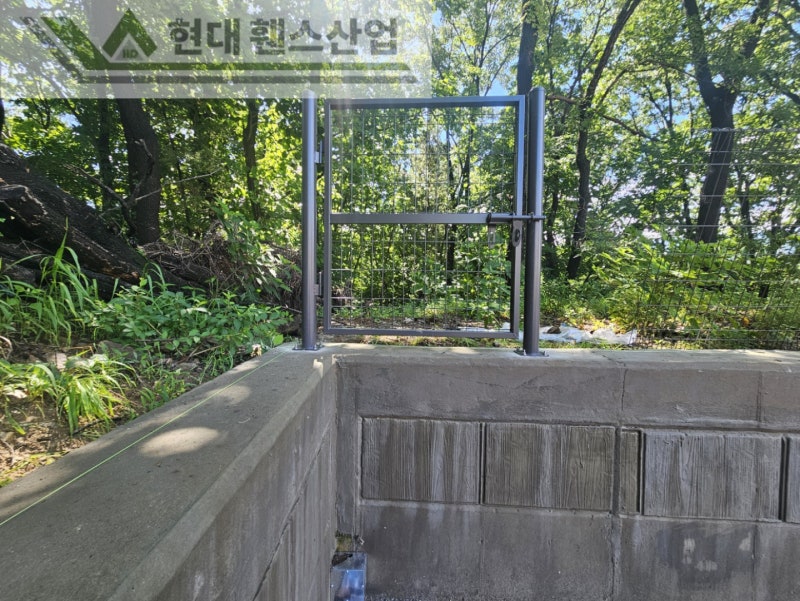 천안휀스 펜스 울타리 - 천안시 성거읍에 위치한 고급 전원주택에 경계용 메쉬휀스를 설치한 현장을 소개합니다.