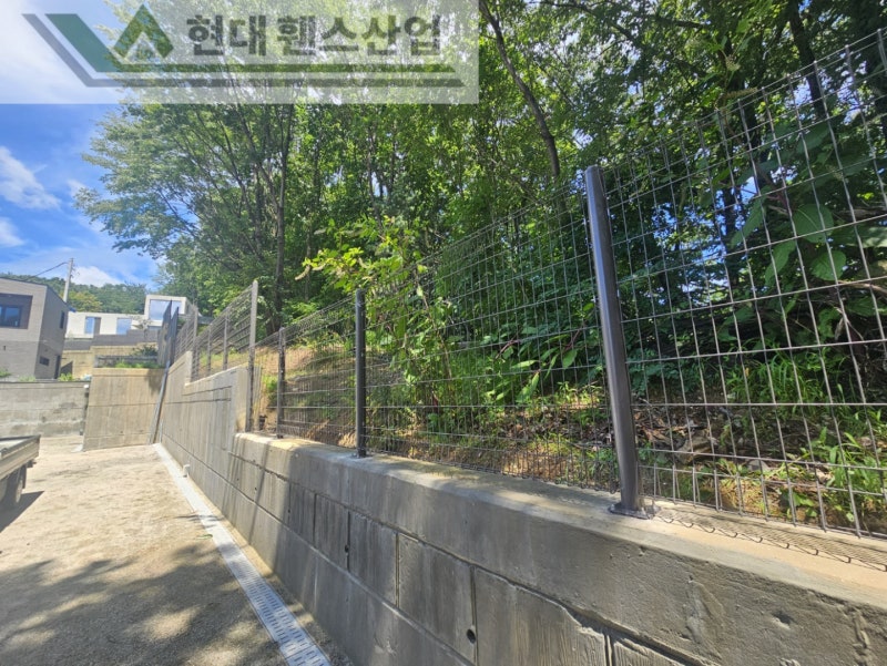 천안휀스 펜스 울타리 - 천안시 성거읍에 위치한 고급 전원주택에 경계용 메쉬휀스를 설치한 현장을 소개합니다.