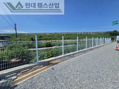 천안휀스 펜스 울타리 - 천안시 성환읍에 위치한 전원 주택에 경계용 메쉬휀스를 시공한 현장을 소개합니다. 천안휀스 펜스 울타리 - 천안시 성환읍에 위치한 전원 주택에 경계용 메쉬휀스를 시공한 현장을 소개합니다.