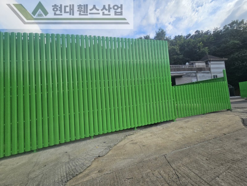 천안휀스 펜스 울타리 - 천안시 목천읍에 위치한 공장 경계에 차폐휀스를 설치한 현장을 소개합니다.