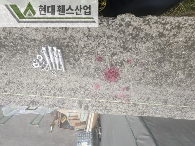 천안휀스 펜스 울타리 - 천안시 신방동에 위치한 공장 경계 옹벽에 메쉬휀스를 시공한 현장을 소개합니다. 천안휀스 펜스 울타리 - 천안시 신방동에 위치한 공장 경계 옹벽에 메쉬휀스를 시공한 현장을 소개합니다.