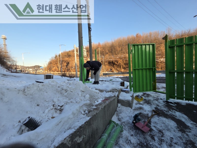 아산휀스 펜스 울타리 - 아산시 용화동에 위치한 재활용 공장 경계에 차폐휀스를 시공한 현장을 소개합니다. 아산휀스 펜스 울타리 - 아산시 용화동에 위치한 재활용 공장 경계에 차폐휀스를 시공한 현장을 소개합니다.