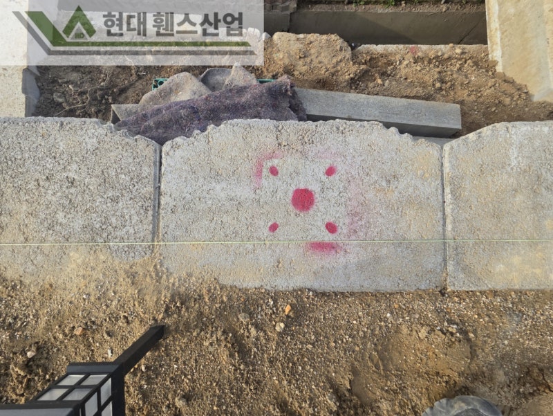 천안휀스 펜스 울타리 - 천안시 직산읍에 위치한 전원주택에 경계용 베이직A형휀스를 시공한 현장을 소개합니다. 천안휀스 펜스 울타리 - 천안시 직산읍에 위치한 전원주택에 경계용 베이직A형휀스를 시공한 현장을 소개합니다.