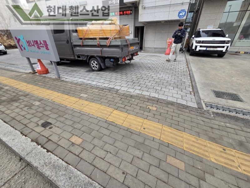 부평휀스 펜스 울타리 - 부평시 삼송동에 위치한 교회 건물 주차장에 경계용 베이직휀스를 시공한 현장을 소개합니다. 부평휀스 펜스 울타리 - 부평시 삼송동에 위치한 교회 건물 주차장에 경계용 베이직휀스를 시공한 현장을 소개합니다.