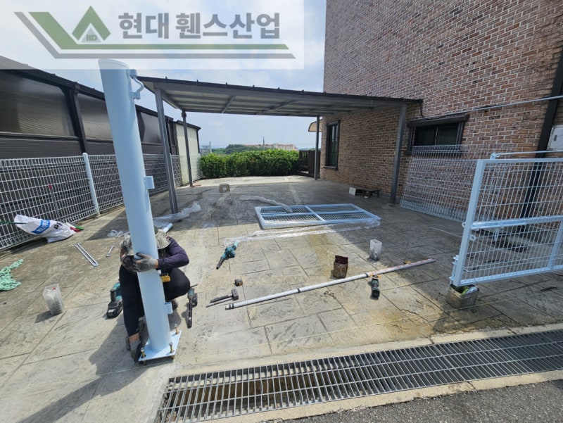평택휀스 펜스 울타리 - 평택시 팽성읍에 위치한 미군부대 부근 타운 하우스 단지에 메쉬대문과 메쉬휀스를 설치한 현장을 소개합니다. 평택휀스 펜스 울타리 - 평택시 팽성읍에 위치한 미군부대 부근 타운 하우스 단지에 메쉬대문과 메쉬휀스를 설치한 현장을 소개합니다.
