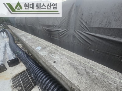 천안휀스 펜스 울타리 - 천안시 신방동에 위치한 공장 경계 옹벽에 메쉬휀스를 시공한 현장을 소개합니다. 천안휀스 펜스 울타리 - 천안시 신방동에 위치한 공장 경계 옹벽에 메쉬휀스를 시공한 현장을 소개합니다.