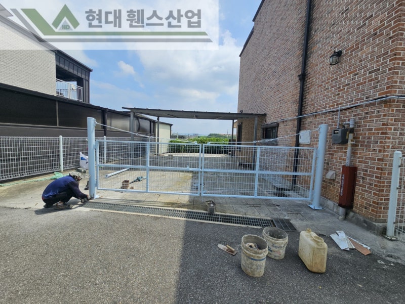평택휀스 펜스 울타리 - 평택시 팽성읍에 위치한 미군부대 부근 타운 하우스 단지에 메쉬대문과 메쉬휀스를 설치한 현장을 소개합니다. 평택휀스 펜스 울타리 - 평택시 팽성읍에 위치한 미군부대 부근 타운 하우스 단지에 메쉬대문과 메쉬휀스를 설치한 현장을 소개합니다.