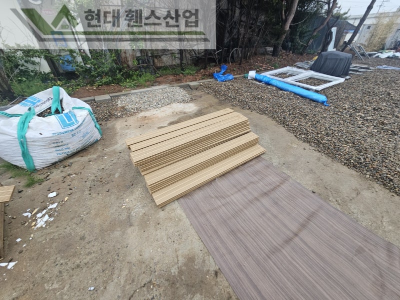 여주휀스 펜스 울타리 - 여주시 점동면에 위치한 키즈카페 예정지에 합성목재 가림막휀스와 차폐휀스를 설치한 현장을 소개합니다. Vo.1