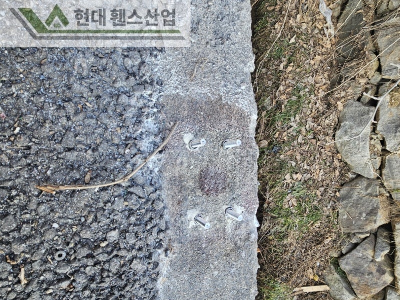 천안휀스 펜스 울타리 - 천안시 직산읍에 위치한 제조 공장 경계에 오래된 메쉬휀스를 철거하고 새로운 메쉬휀스를 시공한 현장을 소개합니다. 천안휀스 펜스 울타리 - 천안시 직산읍에 위치한 제조 공장 경계에 오래된 메쉬휀스를 철거하고 새로운 메쉬휀스를 시공한 현장을 소개합니다.