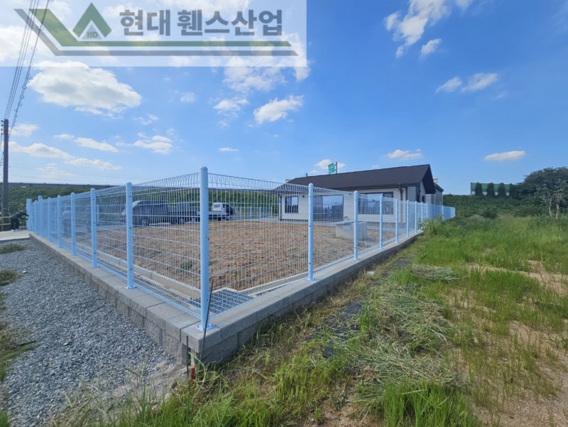 천안휀스 펜스 울타리 - 천안시 성환읍에 위치한 전원 주택에 경계용 메쉬휀스를 시공한 현장을 소개합니다. 천안휀스 펜스 울타리 - 천안시 성환읍에 위치한 전원 주택에 경계용 메쉬휀스를 시공한 현장을 소개합니다.