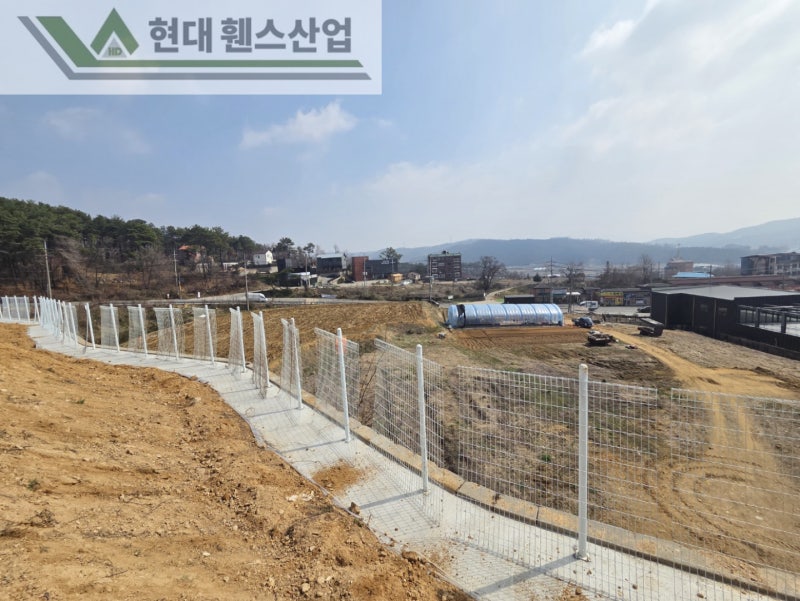 천안휀스 펜스 울타리 - 천안시 직산읍에 위치한 나대지 경계에 추락방지용 메쉬휀스를 시공한 현장을 소개합니다.
