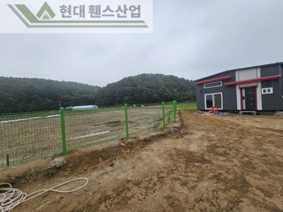아산휀스 펜스 울타리 - 아산시 신창면에 위치한 농막 부지 경계에 메쉬휀스를 설치한 현장을 소개합니다. 아산휀스 펜스 울타리 - 아산시 신창면에 위치한 농막 부지 경계에 메쉬휀스를 설치한 현장을 소개합니다.