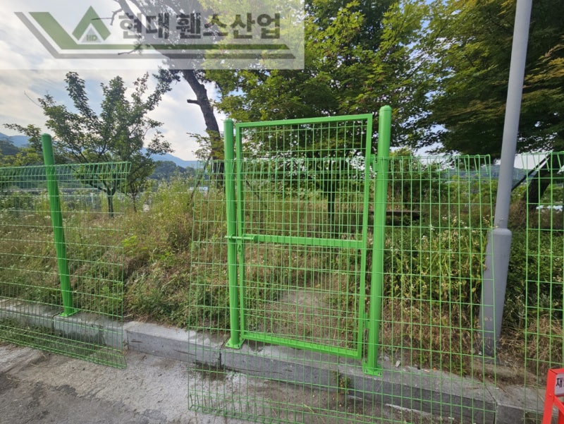 평택휀스 펜스 울타리 - 평택시 송탄읍에 위치한 택배 물류창고 뒤편에 출입방지용 메쉬휀스를 설치한 현장을 소개합니다.