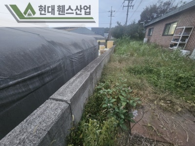 천안휀스 펜스 울타리 - 천안시 신방동에 위치한 공장 경계 옹벽에 메쉬휀스를 시공한 현장을 소개합니다. 천안휀스 펜스 울타리 - 천안시 신방동에 위치한 공장 경계 옹벽에 메쉬휀스를 시공한 현장을 소개합니다.