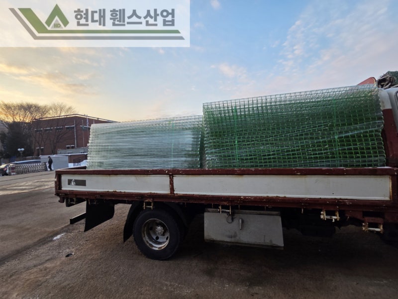 천안휀스 펜스 울타리 - 천안시 풍세면에 위치한 철강 공장 내부에 안전난간용 메쉬휀스를 시공한 현장을 소개합니다.
