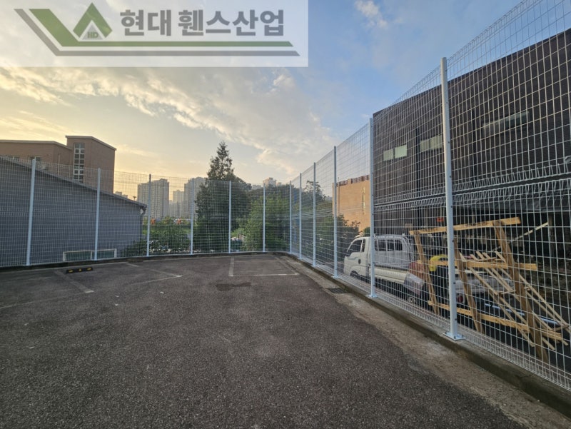 성남휀스 펜스 울타리 - 성남시 수정구에 위치한 영어 유치원에 메쉬휀스 4.0m(2.0+2.0)*2단 휀스를 시공한 현장을 소개합니다.
