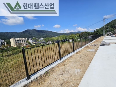 양평휀스 펜스 울타리 - 양평군 서종면에 위치한 신축 전원주택 경계에 베이직A형휀스와 메쉬휀스를 시공한 현장을 소개합니다. 양평휀스 펜스 울타리 - 양평군 서종면에 위치한 신축 전원주택 경계에 베이직A형휀스와 메쉬휀스를 시공한 현장을 소개합니다.