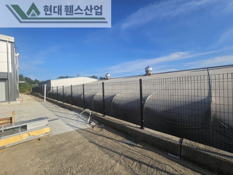 천안휀스 펜스 울타리 - 천안시 신방동에 위치한 공장 경계 옹벽에 메쉬휀스를 시공한 현장을 소개합니다. 천안휀스 펜스 울타리 - 천안시 신방동에 위치한 공장 경계 옹벽에 메쉬휀스를 시공한 현장을 소개합니다.