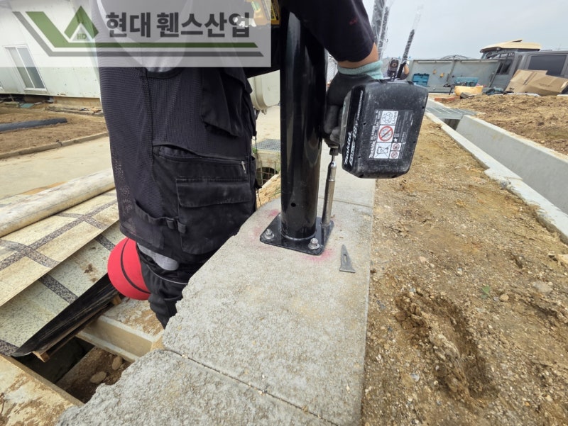 천안휀스 펜스 울타리 - 천안시 직산읍에 위치한 전원주택에 경계용 베이직A형휀스를 시공한 현장을 소개합니다. 천안휀스 펜스 울타리 - 천안시 직산읍에 위치한 전원주택에 경계용 베이직A형휀스를 시공한 현장을 소개합니다.