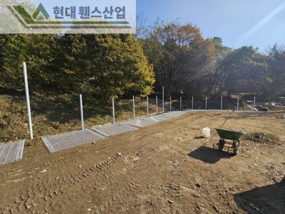 이천휀스 펜스 울타리 - 이천시 부발읍에 위치한 유기견보호소 경계에 메쉬휀스를 시공한 현장을 소개합니다.