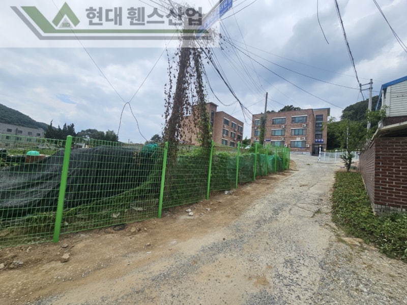 아산휀스 펜스 울타리 - 아산시 탕정면에 위치한 공터에 경계용 메쉬휀스를 시공한 현장을 소개합니다. 아산휀스 펜스 울타리 - 아산시 탕정면에 위치한 공터에 경계용 메쉬휀스를 시공한 현장을 소개합니다.