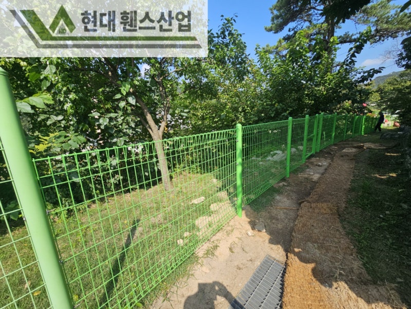 천안휀스 펜스 울타리 - 천안시 목천읍에 있는 작은 초등학교에 경계용 메쉬휀스를 시공한 현장을 소개합니다.