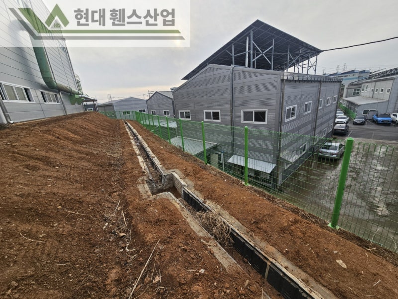 당진휀스 펜스 울타리 - 당진시 원당동에 위치한 공장 경계에 설치된 오래된 울타리를 철거하고 새롭게 시공해드린 현장을 소개합니다.