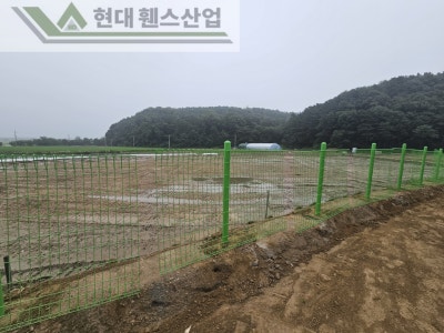 아산휀스 펜스 울타리 - 아산시 신창면에 위치한 농막 부지 경계에 메쉬휀스를 설치한 현장을 소개합니다. 아산휀스 펜스 울타리 - 아산시 신창면에 위치한 농막 부지 경계에 메쉬휀스를 설치한 현장을 소개합니다.