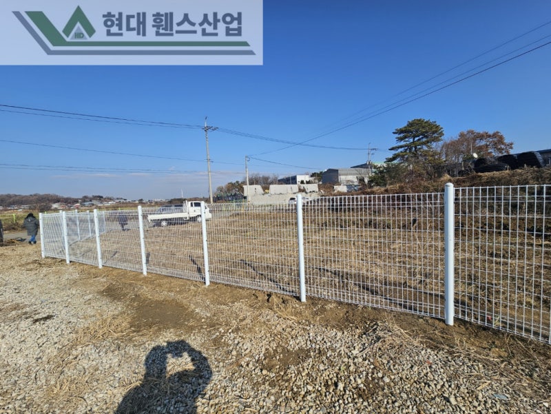 천안휀스 펜스 울타리 - 천안시 직산읍에 위치한 나대지에 경계용 메쉬휀스를 시공한 현장을 소개합니다. 천안휀스 펜스 울타리 - 천안시 직산읍에 위치한 나대지에 경계용 메쉬휀스를 시공한 현장을 소개합니다.