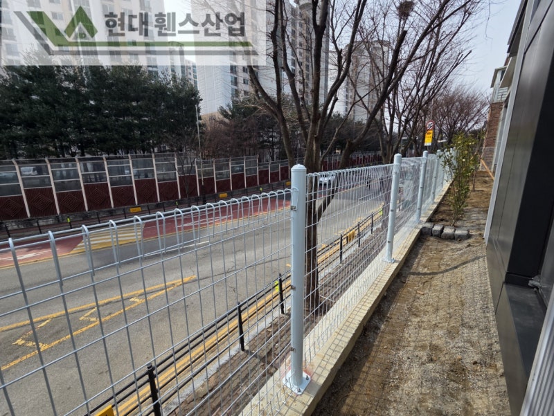 평택휀스 펜스 울타리 - 평택시 비전동에 위치한 신축 주택 경계에 추락방지용 메쉬휀스를 시공한 현장을 소개합니다.