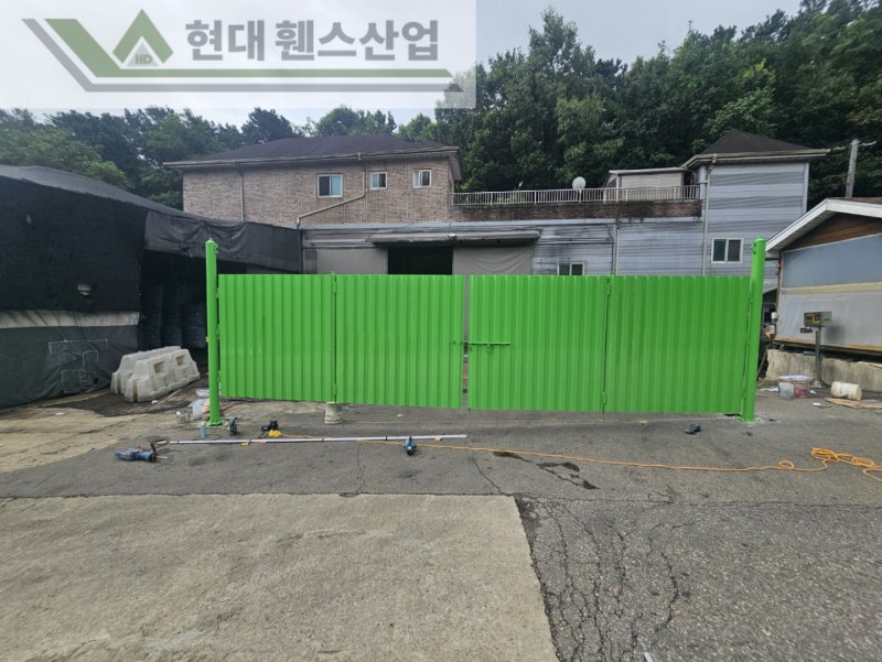 천안휀스 펜스 울타리 - 천안시 목천읍에 위치한 공장 경계에 차폐휀스를 설치한 현장을 소개합니다.