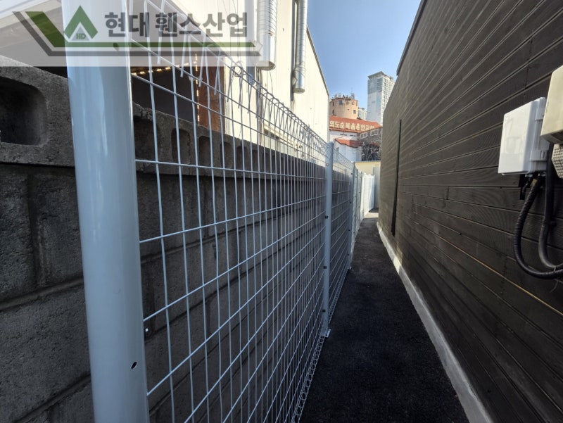 수원휀스 펜스 울타리 - 수원시 인계동에 위치한 신축건물에 경계용 메쉬휀스를 시공한 현장을 소개합니다.