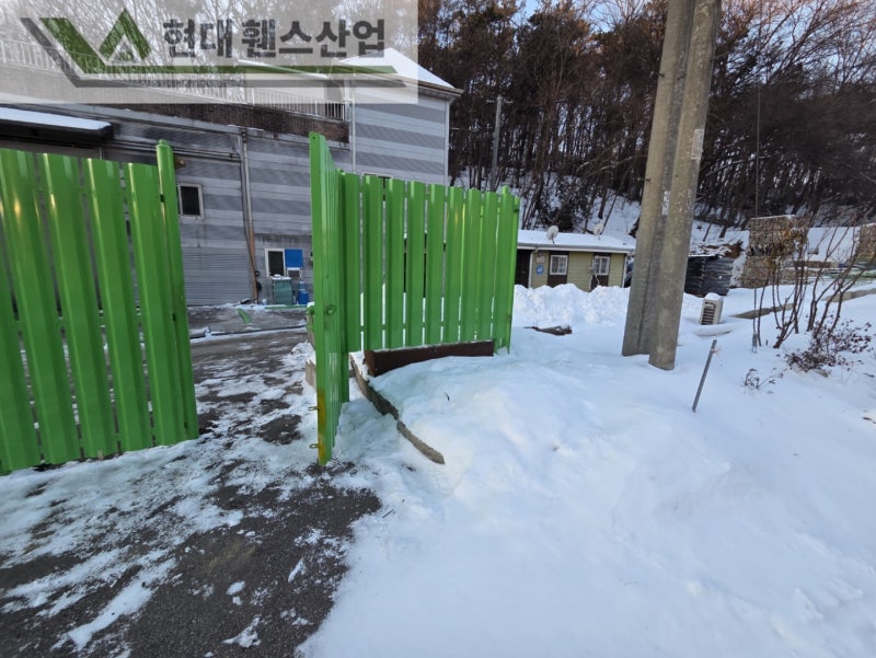 아산휀스 펜스 울타리 - 아산시 용화동에 위치한 재활용 공장 경계에 차폐휀스를 시공한 현장을 소개합니다. 아산휀스 펜스 울타리 - 아산시 용화동에 위치한 재활용 공장 경계에 차폐휀스를 시공한 현장을 소개합니다.