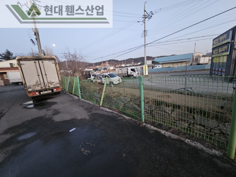 천안휀스 펜스 울타리 - 천안시 직산읍에 위치한 제조 공장 경계에 오래된 메쉬휀스를 철거하고 새로운 메쉬휀스를 시공한 현장을 소개합니다. 천안휀스 펜스 울타리 - 천안시 직산읍에 위치한 제조 공장 경계에 오래된 메쉬휀스를 철거하고 새로운 메쉬휀스를 시공한 현장을 소개합니다.