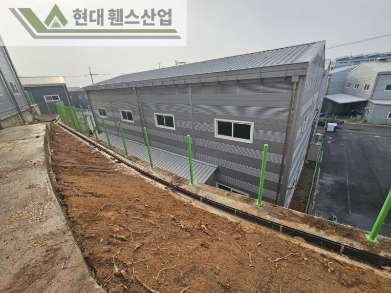 당진휀스 펜스 울타리 - 당진시 원당동에 위치한 공장 경계에 설치된 오래된 울타리를 철거하고 새롭게 시공해드린 현장을 소개합니다.