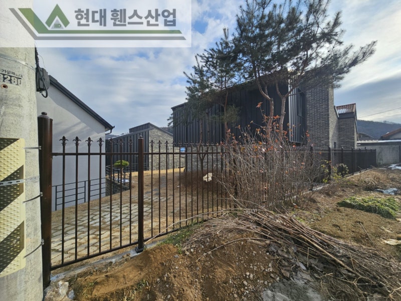 천안휀스 펜스 울타리 - 천안시 동남구에 위치한 전원주택에 디자인창살형 휀스를 시공한 현장을 소개합니다. 천안휀스 펜스 울타리 - 천안시 동남구에 위치한 전원주택에 디자인창살형 휀스를 시공한 현장을 소개합니다.