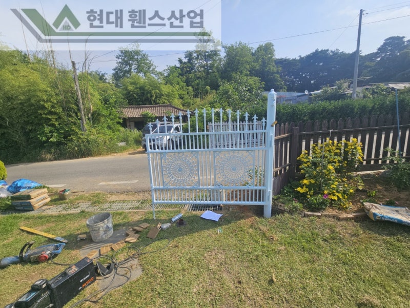 천안휀스 펜스 울타리 - 천안시 성환읍에 위치한 시골마을 집 담장에 베이직휀스를 설치한 현장을 소개합니다. 천안휀스 펜스 울타리 - 천안시 성환읍에 위치한 시골마을 집 담장에 베이직휀스를 설치한 현장을 소개합니다.