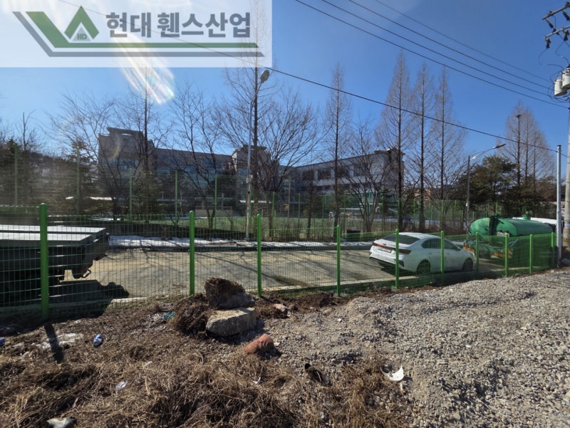 평택휀스 펜스 울타리 - 평택시 송탄동에 위치한 렌터카 회사 주차장 부지에 경계용 메쉬휀스를 시공한 현장을 소개합니다.