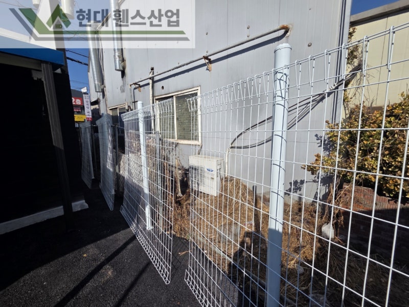 수원휀스 펜스 울타리 - 수원시 인계동에 위치한 신축건물에 경계용 메쉬휀스를 시공한 현장을 소개합니다.