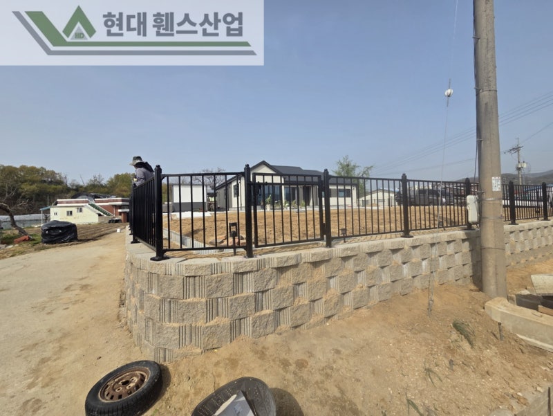 천안휀스 펜스 울타리 - 천안시 직산읍에 위치한 전원주택에 경계용 베이직A형휀스를 시공한 현장을 소개합니다. 천안휀스 펜스 울타리 - 천안시 직산읍에 위치한 전원주택에 경계용 베이직A형휀스를 시공한 현장을 소개합니다.