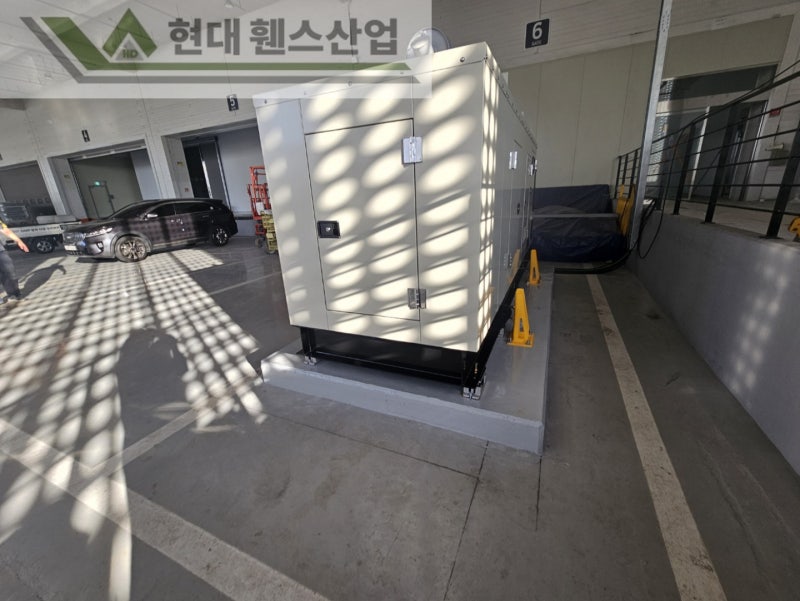 아산휀스 펜스 울타리 - 아산시 배방읍에 위치한 물류창고 내에 전자기 배전함 패드에 메쉬휀스를 설치한 현장을 소개합니다.