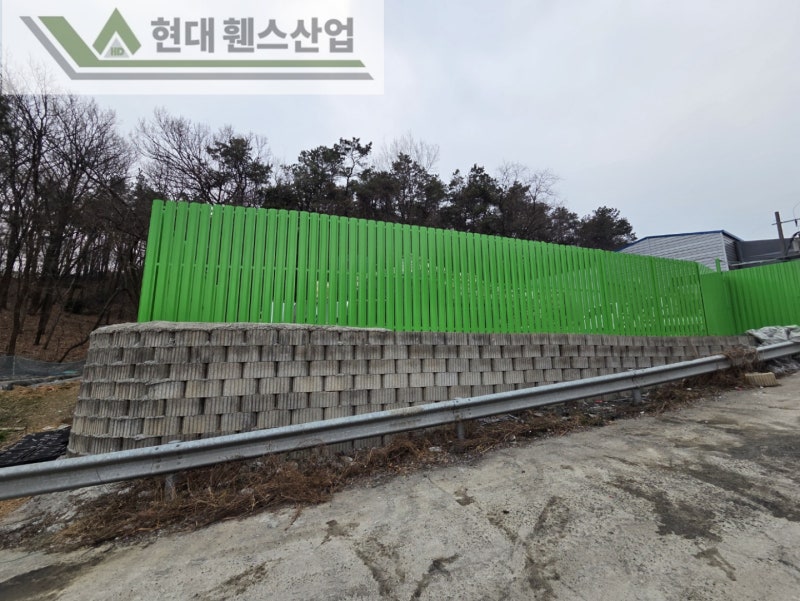아산휀스 펜스 울타리 - 아산시 용화동에 위치한 재활용 공장 경계에 차폐휀스를 시공한 현장을 소개합니다. 아산휀스 펜스 울타리 - 아산시 용화동에 위치한 재활용 공장 경계에 차폐휀스를 시공한 현장을 소개합니다.