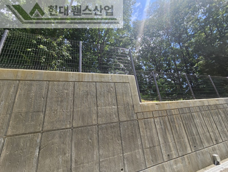 천안휀스 펜스 울타리 - 천안시 성거읍에 위치한 고급 전원주택에 경계용 메쉬휀스를 설치한 현장을 소개합니다.
