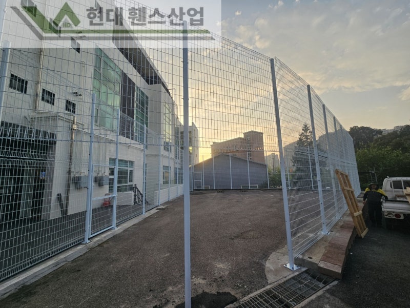 성남휀스 펜스 울타리 - 성남시 수정구에 위치한 영어 유치원에 메쉬휀스 4.0m(2.0+2.0)*2단 휀스를 시공한 현장을 소개합니다.