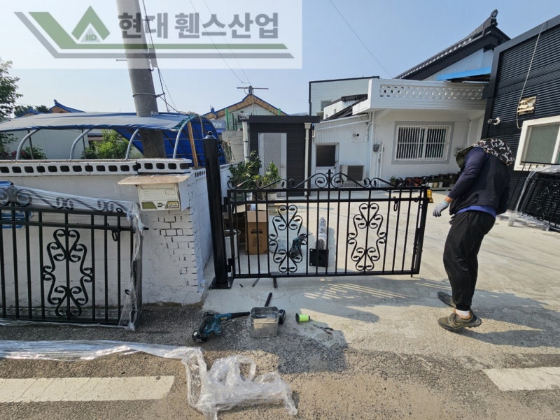 평택휀스 펜스 울타리 - 평택시 팽성읍에 위치한 작은 주차장 부지에 포플러 쌍문 + 외문을 설치한 현장을 소개합니다. 평택휀스 펜스 울타리 - 평택시 팽성읍에 위치한 작은 주차장 부지에 포플러 쌍문 + 외문을 설치한 현장을 소개합니다.